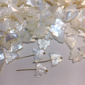 Corte de diseño de mariposa de nácar natural para la fabricación de cadenas para collar usando cabujón de diseño de mariposa pequeña de concha blanca
