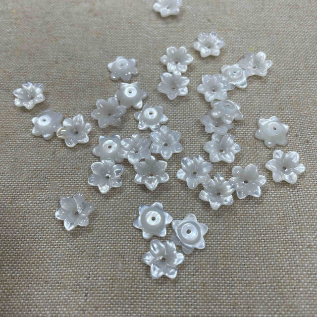 Corte de forma de lirio de la madre de la madre de las perlas para hacer joyas y pulsera de bricolaje para la cadena 