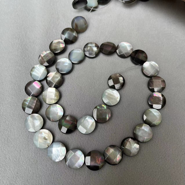 Madre de perla Tallado de perlas Cara redonda de cuentas de doble carcasa negra para collar para collar 