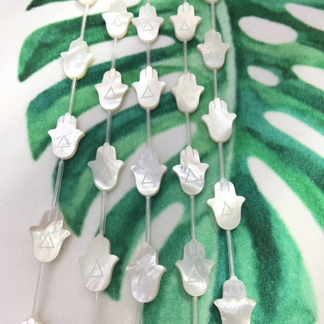 Mother de perla Tallado de la perla Fatima Forma de la mano Blanca para cortar la cadena Joyería de cara doble para collar 