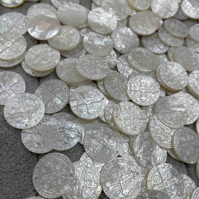 Natural Mother of Pearl Corte Corte colgante Corte Corte de San Benito Diseño de icono Joyería Hacer un estilo blanco