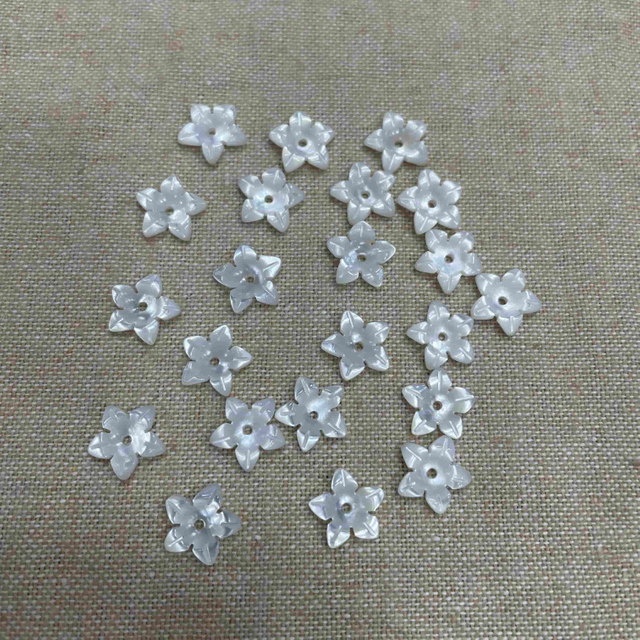 Mother de perla Tallado de perlas Joyas de flores de jazmín que hacen aretes con cosas pequeñas Flor blanca frijoles pequeños