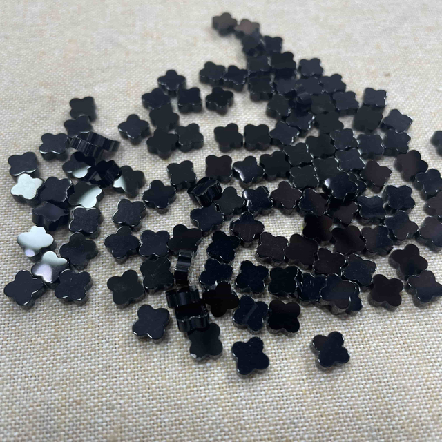 Campo de joyas de tallado de tréboles negros ondxy