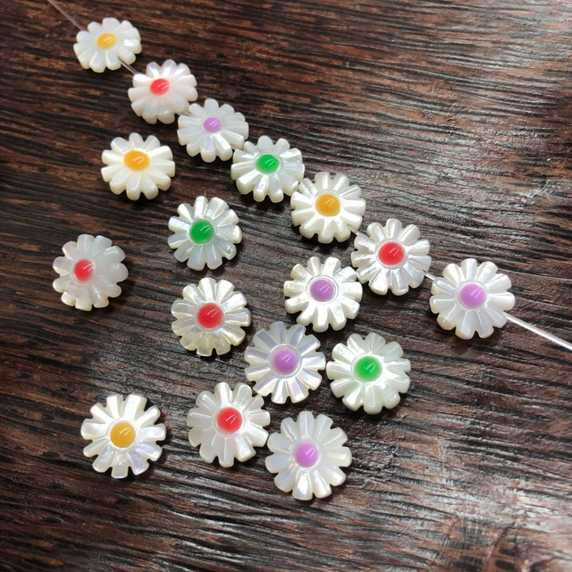 Diseño de flores de tallado de madre de perlas naturales para joyas que hacen pequeñas piezas de flores cadena de pulsera de bricolaje con carcasa blanca