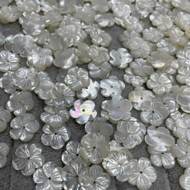 Flores de la madre natural de las perlas Corte de la concha blanca que hace diseño de joyas Pendientes de flores Pulsera de bricolaje Hecho a mano