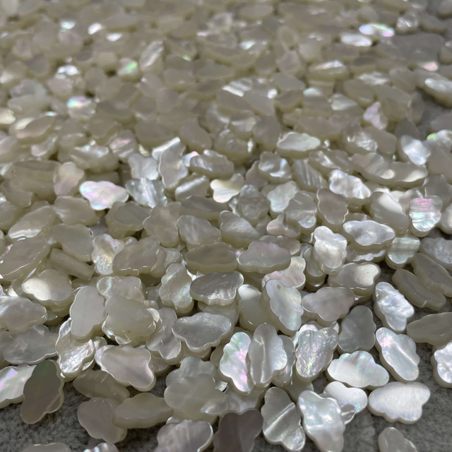 Diseño de nubes de madre de perlas Natural Corte de caparazón blanco Cosas bonitas para joyas utilizando un diseño de brazalete de cadena de tamaño pequeño