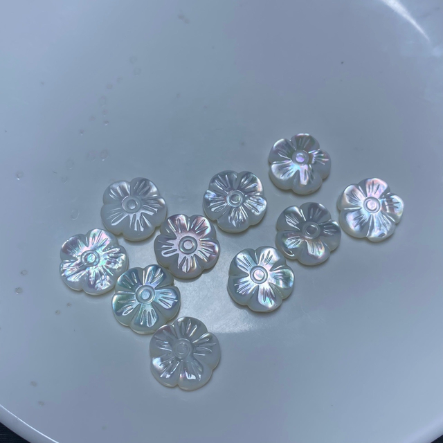 Natural de la madre de las perlas frijoles cortantes con cáscara blanca flores de doble lateral para collar para el diseño flores de tamaño pequeño