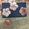 Diseño de pendiente tallado de flores de nácar Natural, corte de concha rosa para colgante, fabricación de joyas de cabujón, diseño de cuentas rosas