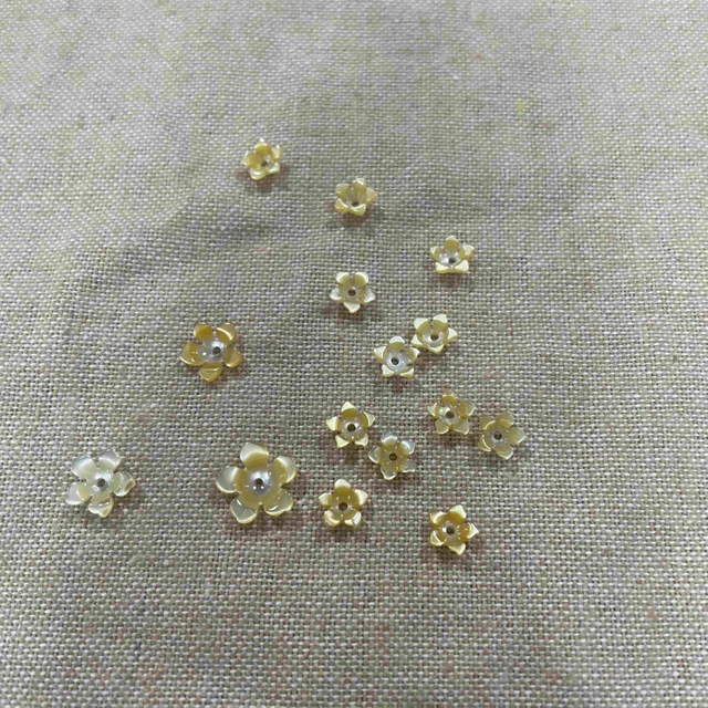 Flores talladas de nácar Natural, color amarillo, fabricación de pendientes y colgantes, piezas pequeñas, joyería de tamaño pequeño, fabricación de cabujones