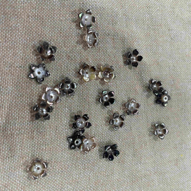 Natural de la madre de la perla cortando aretes de cáscara negra haciendo piezas colgantes bricolaje frijoles pequeños pequeños flor