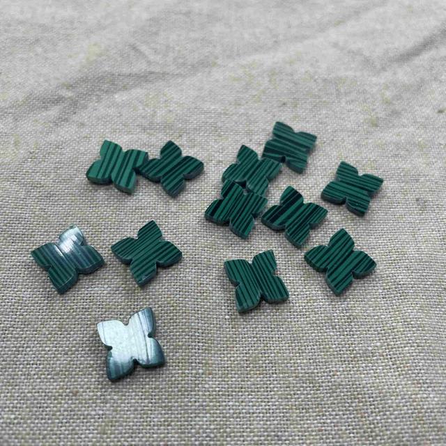 Material de malachita forma de trébol joyas de piedra verde que hacen collar de incrustación de collar de flores de diseño liso