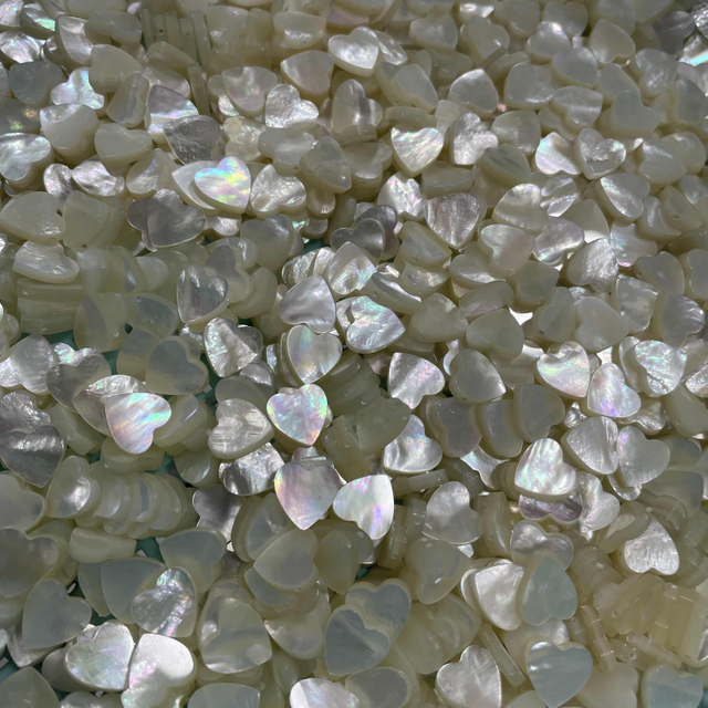 Natural Madreperla tallada en forma de corazón cadena de cara lisa haciendo diseño de joyería collar plano doble diseño de pulsera concha blanca