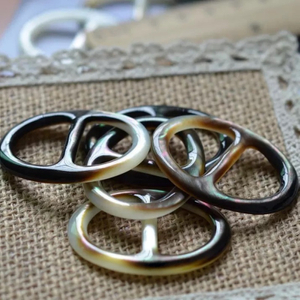 Forma de hebilla de cinturón de nácar Natural, corte de tamaño más grande para dama, piezas de joyería de cabujón de belleza, fabricación de diseño hueco de concha negra