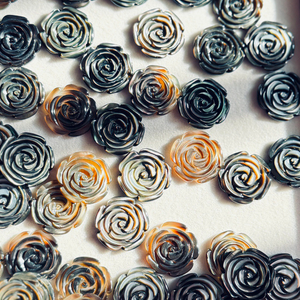 Anillos de corte con forma de flor negra de nácar Natural, diseño de cara en relieve, joyería DIY para niña, cosas coloridas para jugar