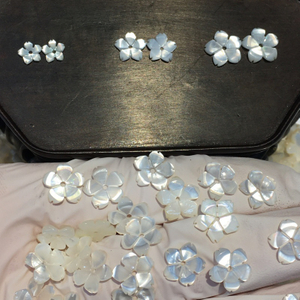 Diseño de flor de nácar natural tallado joyería de niña haciendo bricolaje collar de concha blanca frijoles piezas pequeñas cosas bonitas pequeño cabujón