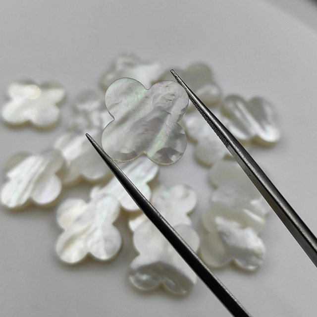 Corte de forma de flor de nácar Natural para diseño de incrustaciones de pendientes, joyería de mujer con forma de trébol, frijoles pequeños de concha blanca 