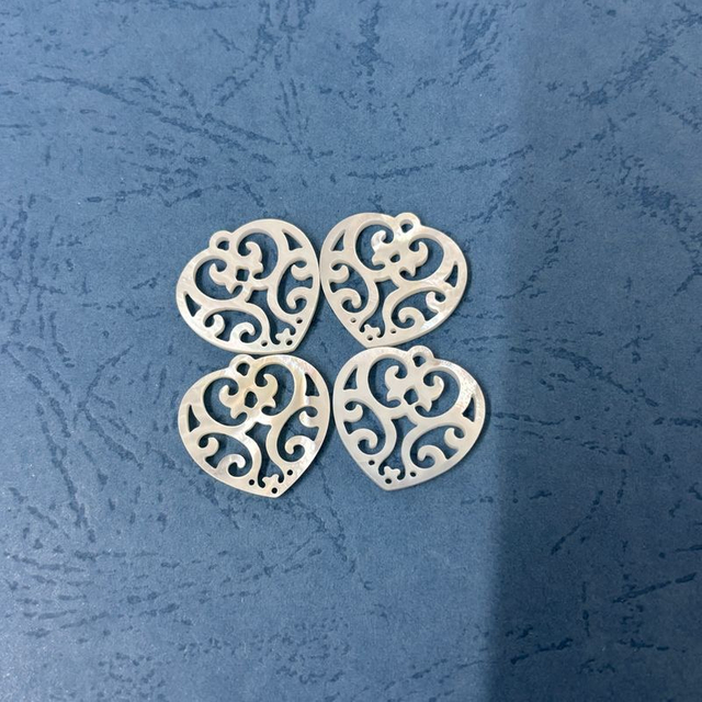 Forma hueca de nácar Natural con forma de corazón para mujer, fabricación de joyas, diseño de frijoles pequeños, pendientes de concha blanca, fabricación de colgantes