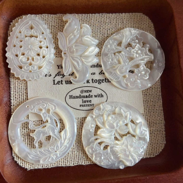 Pendientes con forma de gota de corte de diseño hueco de nácar Natural diseño en relieve colgante grande forma redonda forma animal 
