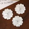 Pendientes de nácar Natural, diseño de flores talladas para joyería, fabricación de colgantes, collar con diseño de incrustaciones de cabujón de concha blanca 