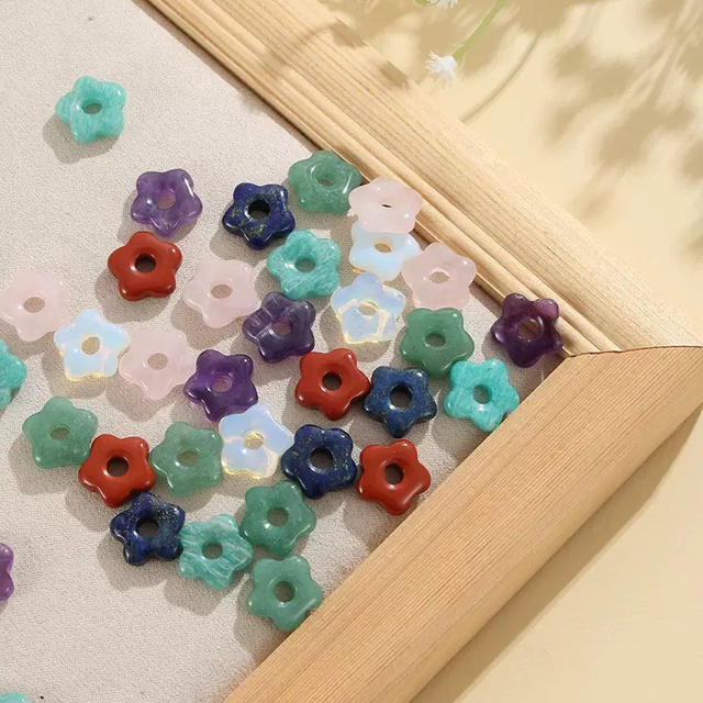 Frijoles de flores de nácar natural que cortan la cara circular en forma de bomba para hacer anillos, hacer pulseras, cosas pequeñas, collar de piedra de colores 