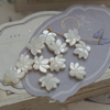 Diseño en relieve de nácar Natural, forma de flor de corte para hacer pulseras, joyería DIY para niñas, piezas pequeñas, cosas bonitas 