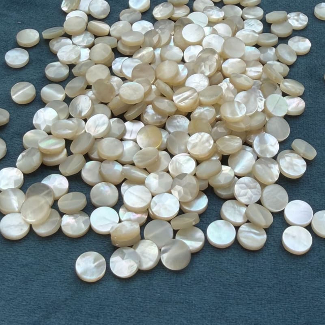 Forma de cabujón de corte de frijoles pequeños de nácar Natural para mujer, joyería, pendientes, diseño de cara de bombe, doble tallado 