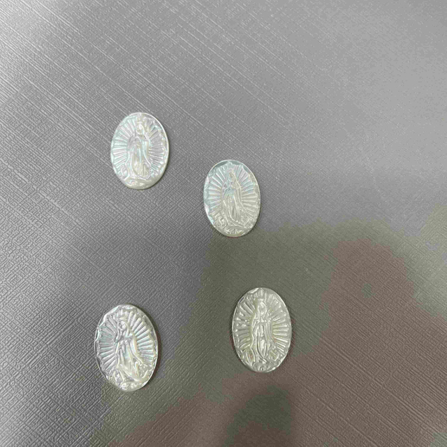 Colgante de corte de Guadalupe con forma ovalada de nácar Natural, fabricación de iconos en relieve, piezas pequeñas para collar de mujer