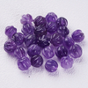 Forma de bola de nácar natural cortando pequeños frijoles para el diseño de cadenas haciendo joyas de cabujón de cristal usando una pulsera colorida