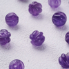 Forma de bola de nácar natural cortando pequeños frijoles para el diseño de cadenas haciendo joyas de cabujón de cristal usando una pulsera colorida