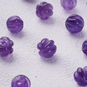 Forma de bola de nácar natural cortando pequeños frijoles para el diseño de cadenas haciendo joyas de cabujón de cristal usando una pulsera colorida