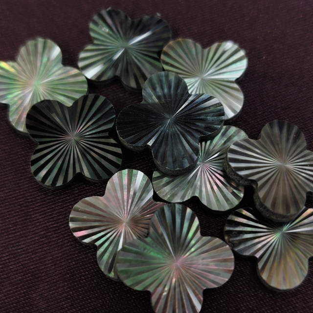 Diseño de forma de trébol de nácar Natural, joyería de cabujón, pendiente de corte, diseño de incrustaciones de concha negra, forma de flor tallada en la cara