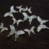 Colgante con forma de mariposa de nácar natural, piezas de joyería talladas en cabujón, bricolaje para diseño de collar, fabricación de mariposa blanca