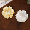 Pendientes de nácar Natural, diseño de flores talladas para joyería, fabricación de colgantes, collar con diseño de incrustaciones de cabujón de concha blanca 