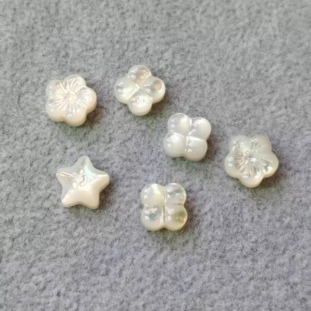 Cadena tallada de flores de nácar Natural, piezas de diseño, frijoles pequeños, forma de trébol, collar de concha blanca para mujer, corte de joyería