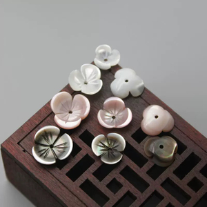 Tallado en forma de flor de nácar Natural para pendientes, fabricación de frijoles pequeños coloridos hechos a mano para cadena DIY, uso de joyería de mujer