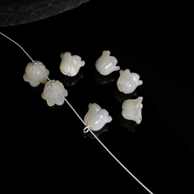 Diseño de bomba de corte con forma de flor de nácar natural para hacer pulseras, joyería para niñas, piezas pequeñas para hacer cadenas, piezas de moda