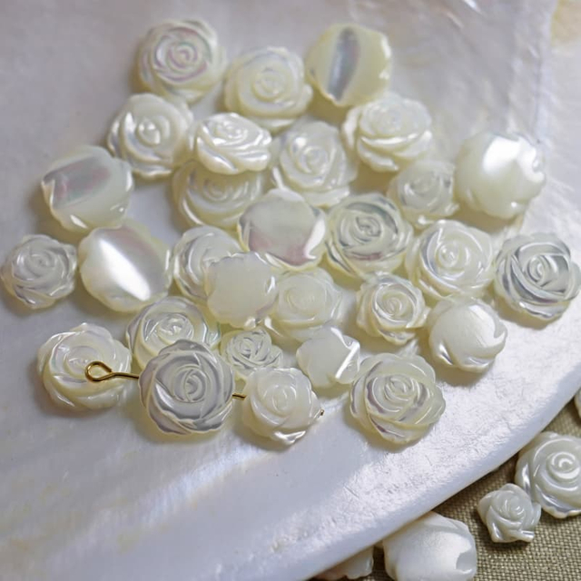 Flor de rosa de nácar Natural para mujer, corte de doble cara para hacer pulseras, cosas pequeñas, frijoles bonitos, joyería para mujer, uso artesanal 