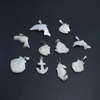 Corte con forma de animal de nácar Natural para fabricación de colgantes de joyería, diseño de pez pequeño, piezas de frijoles de color blanco, cosas bonitas