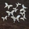 Colgante con forma de mariposa de nácar natural, piezas de joyería talladas en cabujón, bricolaje para diseño de collar, fabricación de mariposa blanca