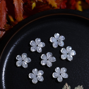 Pendientes de concha blanca con corte de flor de nácar Natural, diseño para joyería, diseño de mujer, cuentas de pulsera hechas a mano