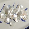 Diseño de pendiente de forma redonda de nácar Natural, colgante de estilo libre, collar de mujer de concha blanca, cuentas de joyería DIY 