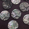 Colgante con diseño de mariposa de nácar Natural, corte en relieve redondo, forma redonda, concha negra, iconos tallados en la cara