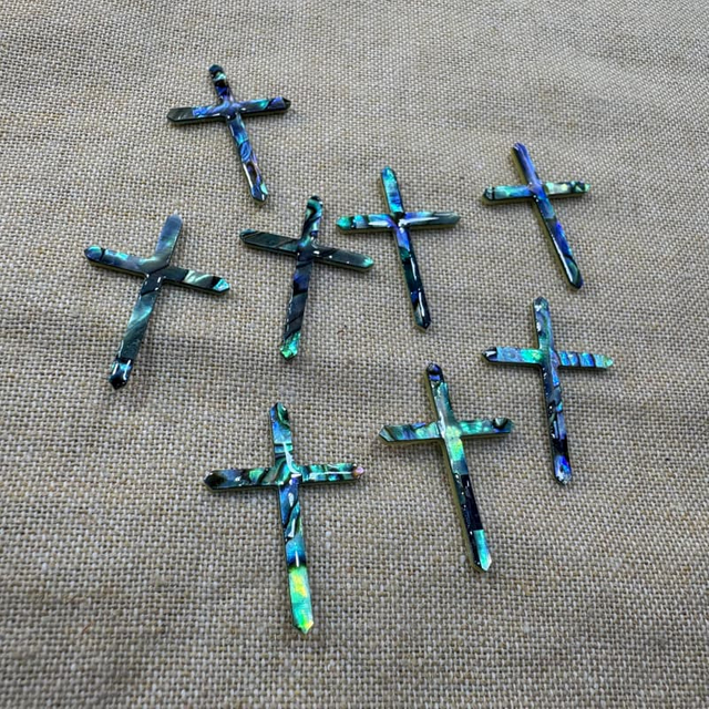 Corte en forma de cruz de nácar Natural para hacer colgantes incrustaciones de diseño fino cabujón cruzado joyería de mujer abulón colorido 