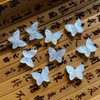 Diseño de mariposa de nácar natural cortando frijoles pequeños para hacer collares y aretes de corte facial usando piezas de joyería de pulsera 