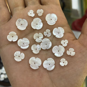 Flor de cabujón de nácar Natural tallada a mano, tamaño pequeño para pendientes, concha blanca, cosas bonitas, incrustaciones de joyería, frijoles 