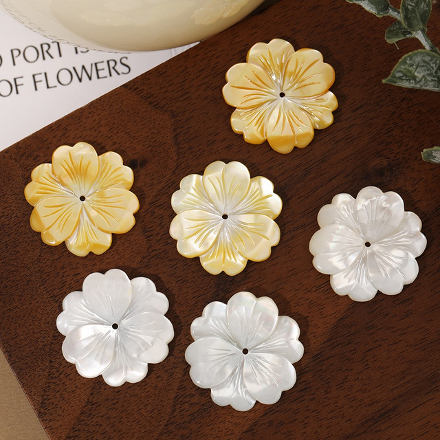 Pendientes de nácar Natural, diseño de flores talladas para joyería, fabricación de colgantes, collar con diseño de incrustaciones de cabujón de concha blanca 