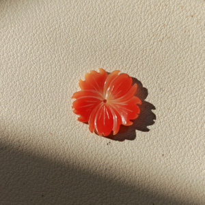 Collar tallado de flores de concha de naranja Natural de nácar, diseño de joyería, piezas de incrustaciones, flor pequeña para uso de pendientes 