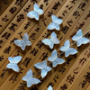 Diseño de mariposa de nácar natural cortando frijoles pequeños para hacer collares y aretes de corte facial usando piezas de joyería de pulsera 