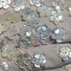 Diseño de flor de nácar natural tallado joyería de niña haciendo bricolaje collar de concha blanca frijoles piezas pequeñas cosas bonitas pequeño cabujón
