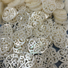 Forma hueca de nácar Natural con forma de corazón para mujer, fabricación de joyas, diseño de frijoles pequeños, pendientes de concha blanca, fabricación de colgantes